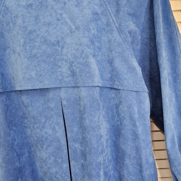 Vintage Women's Blue Suede Coat with Shoulder Pads - Picture 7 of 10